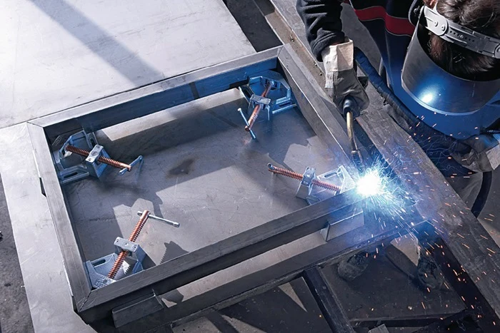 Metalowy zacisk kątowy Bessey WSM ( 4000831564 ) o szerokości 100 mm