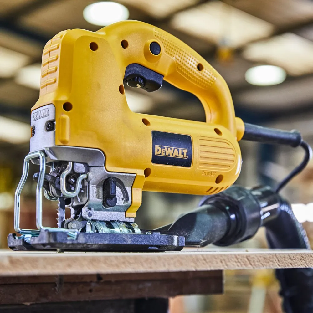 Pił szablasta Dewalt DW341K-QS 550W